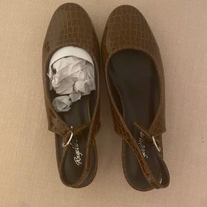 Brown Delia Pump, size 7 medium